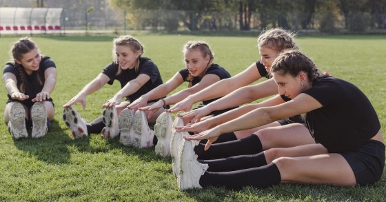 Squadra femminile che esegue esercizi di riscaldamento