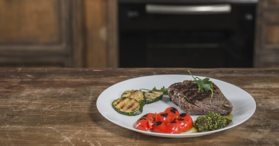 filetto di manzo cotto sul piano della cucina