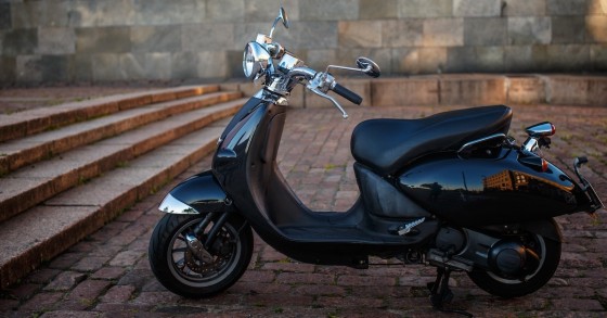 parcheggiare moto sul marciapiede