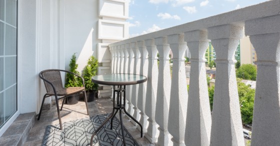 come arredare un balcone stretto e lungo