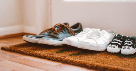 Perché togliere le scarpe quando si entra in casa
