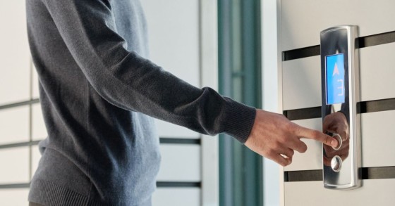 uomo che preme freccia su dell'ascensore 