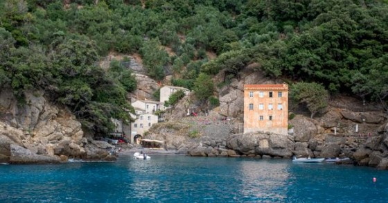 San Fruttuoso, la baia senza auto: abbazia sul mare e statua sommersa