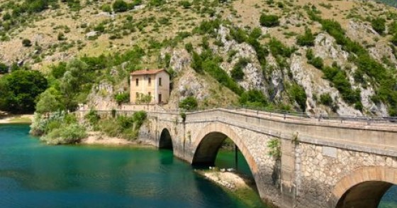 L’acqua è verde smeraldo: il segreto del Lago di San Domenico