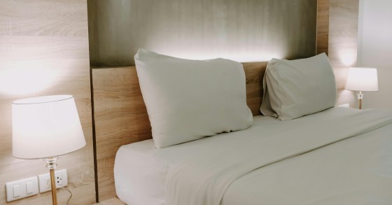 Camera da letto neutra con diverse tipologie di illuminazione