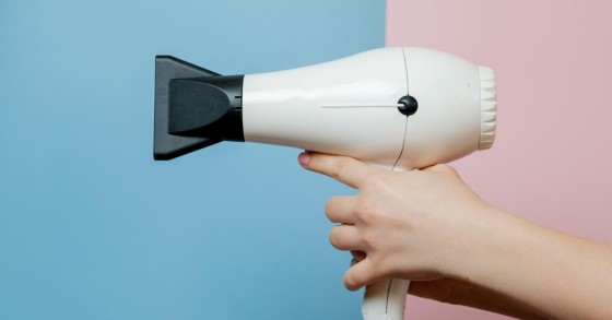 Phon bianco su sfondo rosa e celeste