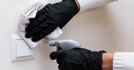 Pulizia di un interruttore in plastica