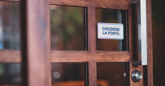 Cartello per chiudere la porta