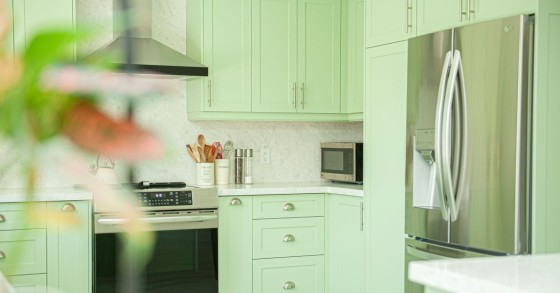cucina verde con carta da parati 