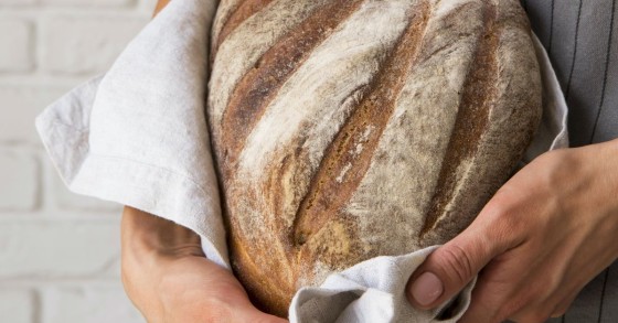 donna che regge pane fresco 