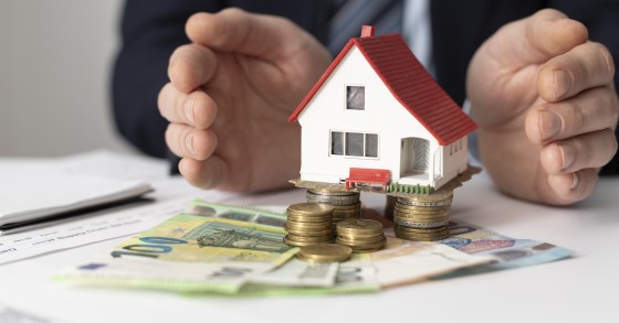 Vista frontale di una casa: disposizione degli elementi di investimento