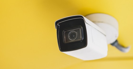 Telecamera di sicurezza moderna installata vicino alla porta d'ingresso di un condominio