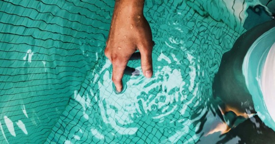 mano di una persona in piscina 