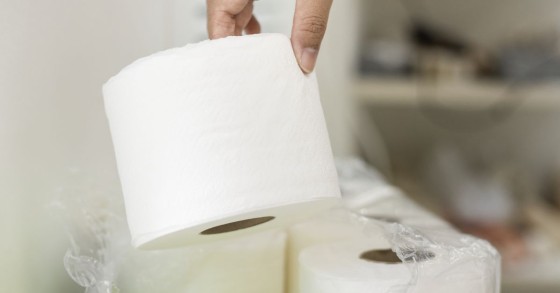 persona che preleva rotolo di carta igienica 