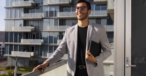 uomo davanti a palazzo