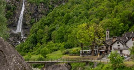 Mezz’ora di cammino e appare la cascata più alta del Ticino