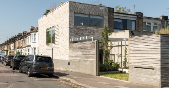 Leyton House è un progetto residenziale sorto su un lotto di terreno ristretto a Londra
