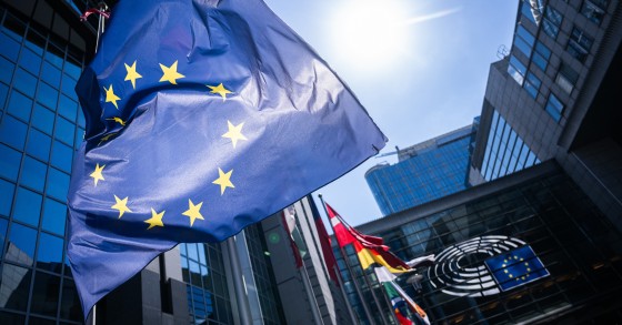 Bandera de la Unión Europea frente al edificio del Parlamento Europeo en Bruselas.