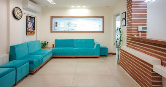Sala d'attesa con divani turchesi