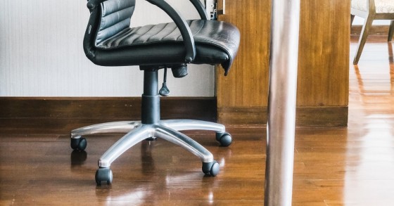 Sedia da ufficio con rotelle sul parquet