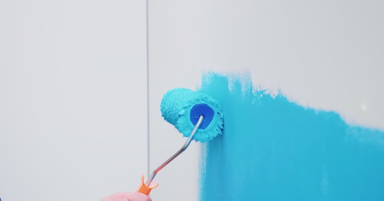 Rullo con pittura azzurro