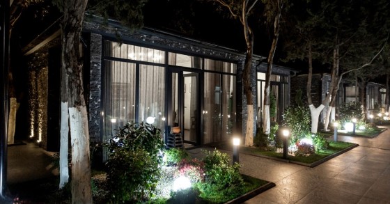 Area esterna con illuminazione notturna