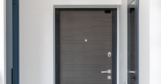 Una porta d'ingresso chiusa