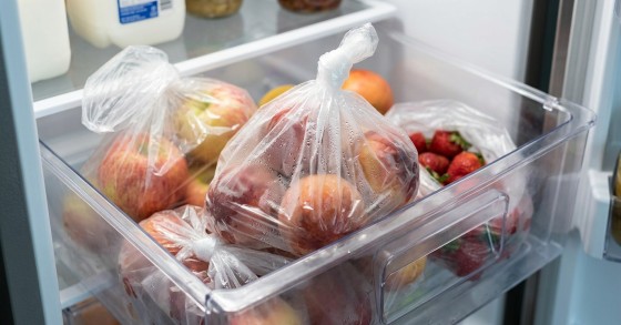 frutta nel sacchetto di plastica