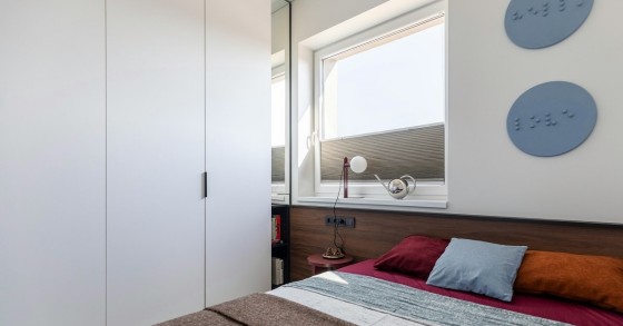 Stanza da letto con finestra piccola