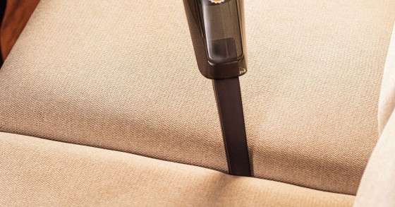 Pulizia dei cuscini del divano con un aspirabriciole