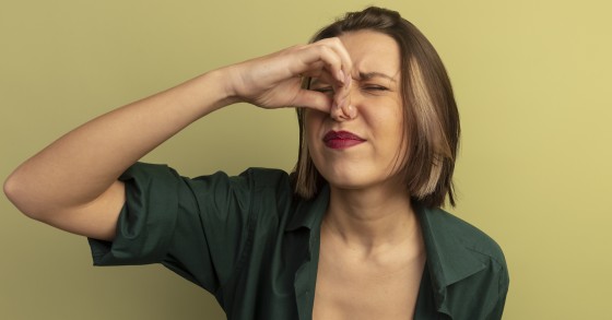 Donna si tappa il naso per il cattivo odore 