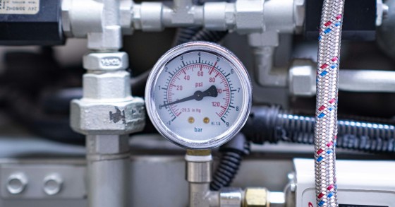 Contatore dell'acqua analogico installato su una tubazione idraulica in metallo