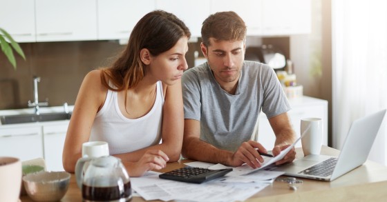 Giovane coppia controlla il proprio budget familiare