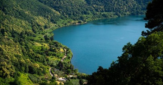 Nemi, il borgo a un’ora da Roma tra lago segreto e navi di Caligola