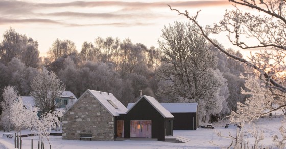 Il progetto Dulnain House ha comportato la ristrutturazione di un vecchio edificio in pietra in rovina sulle rive del fiume Dulnain, nella regione di Inverness, in Scozia