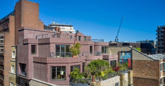 Vecchia terrazza panoramica a tre piani sopra un magazzino vittoriano del XIX secolo a Covent Garden, Londra