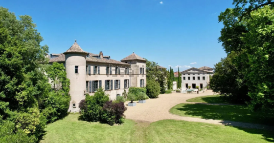 Questo monumento storico, appartenuto alla stessa famiglia per 7 secoli, è in vendita in una splendida cornice francese