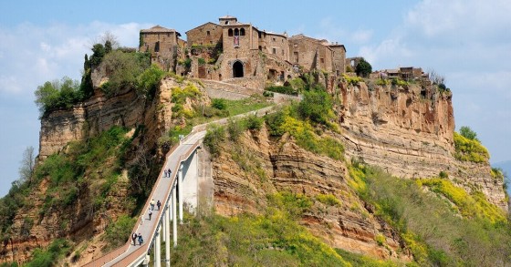 Il ponte panoramico che porta verso la rupe di Civita di Bagnoregio