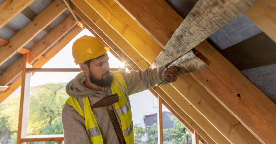 Carpentiere che lavora nel sottotetto