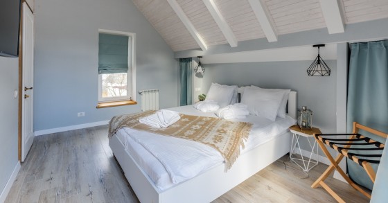 Camera da letto matrimoniale luminosa ed elegante inserita in un contesto residenziale ristrutturato