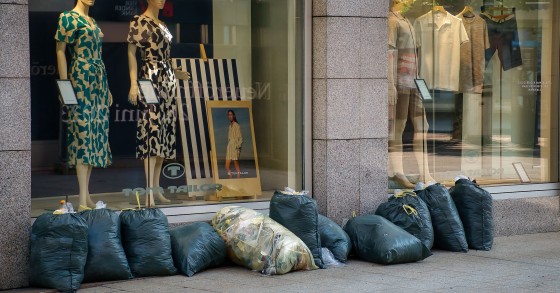 Spazzatura all’esterno di un’attività commerciale