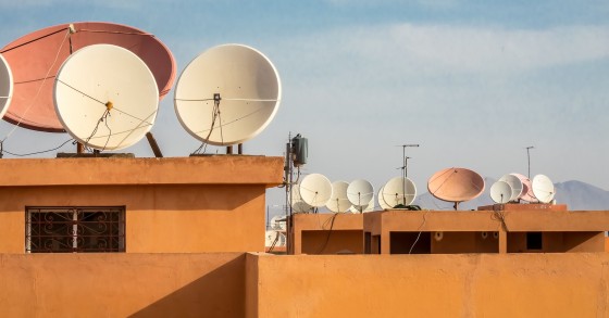 Parabola su balcone appartamento, facciata condominio con parabola