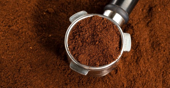 polvere di caffè nel filtro 