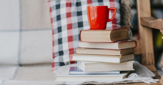 tazza su pila di libri 