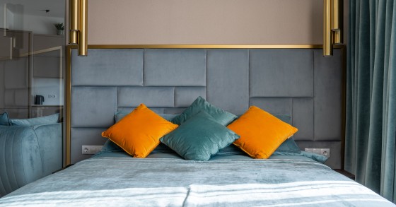 Camera da letto con testiera in velluto