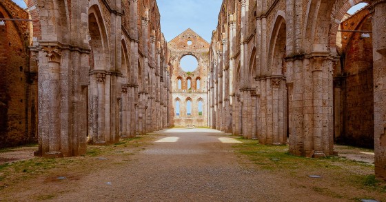 San Galgano, l’abbazia senza tetto dove il cielo fa da volta