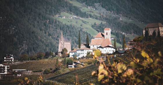 Seggiovia vintage e 70 km di sentieri: l’autunno a Tirolo