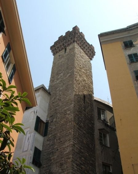 Si vende torre medievale nel centro storico di Genova. Ma nessuno la vuole