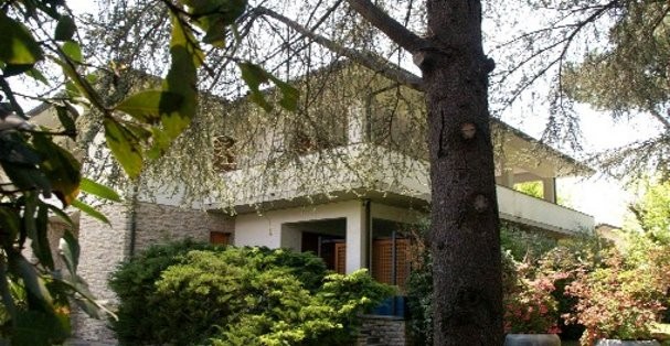 Guru, la villa di forte dei marmi ad un russo, i mobili ad una donna misteriosa