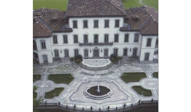 Veronica lario lascia villa macherio per un albergo di lusso